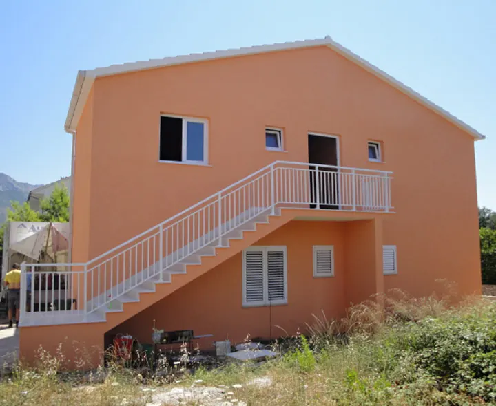 Kuća s bijelim aluminijskim vanjskim stubištem i ogradom